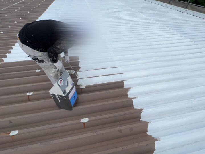 折板屋根：下塗り