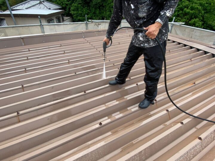 折板屋根：高圧洗浄