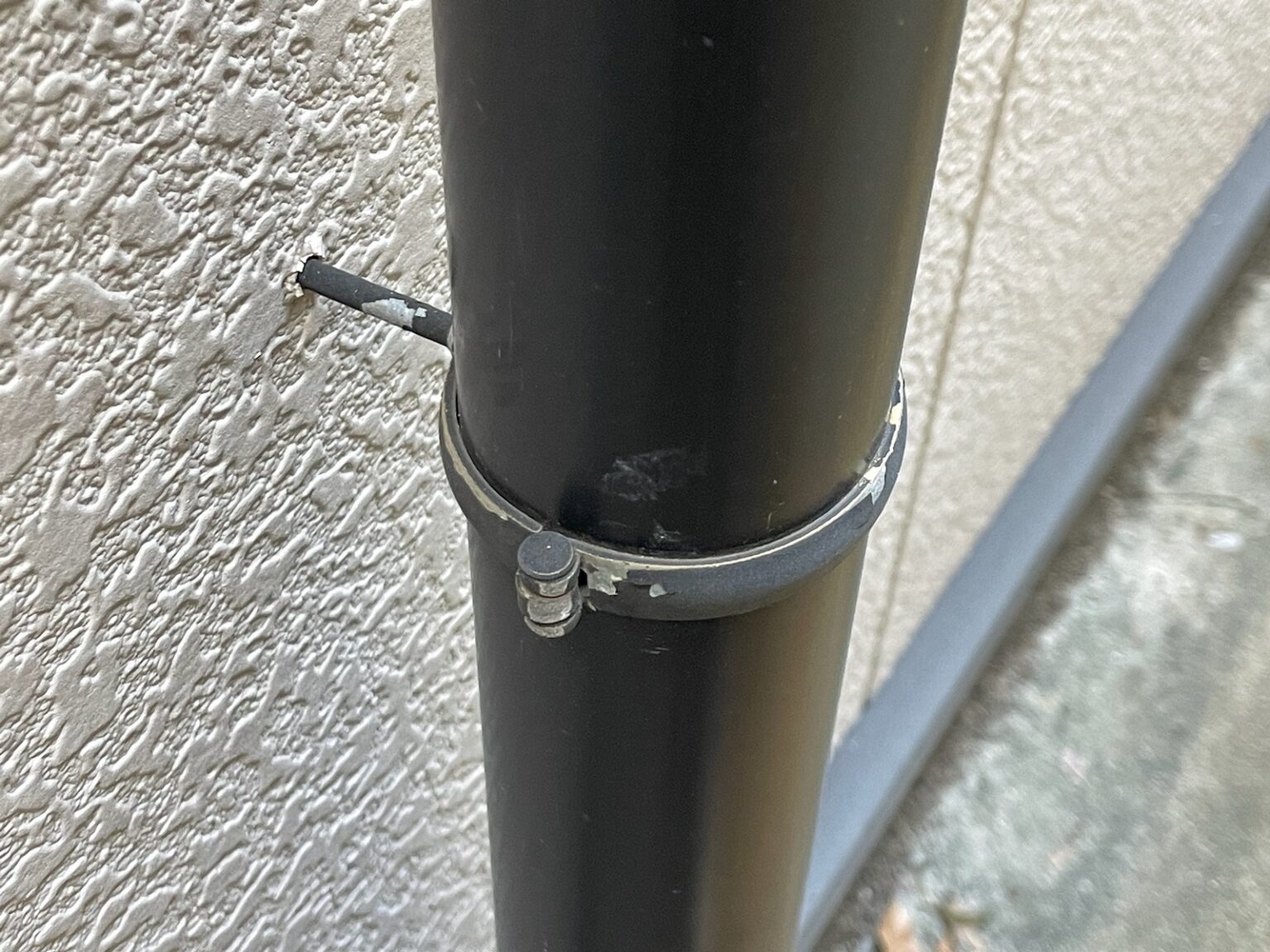 雨樋の竪樋金具「でんでん」劣化していませんか⁈|現場ブログ|大阪市の外壁塗装専門店つねペイントにお任せ